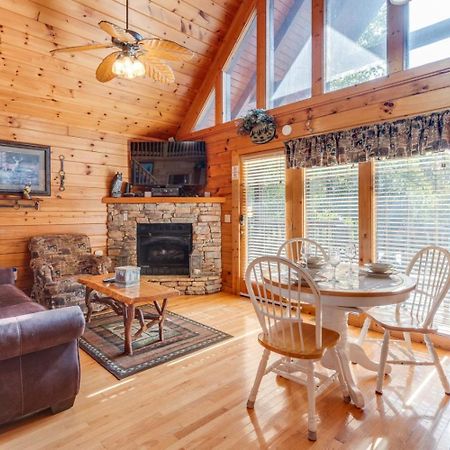 Hugs N Kisses Pool Table Hot Tub Pool Table Community Pool Close To Downtown Gatlinburg Exterior foto