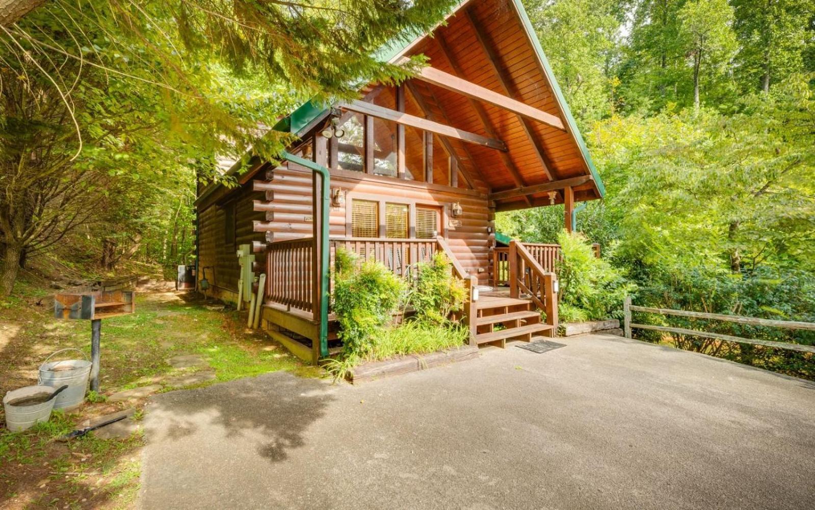 Hugs N Kisses Pool Table Hot Tub Pool Table Community Pool Close To Downtown Gatlinburg Exterior foto