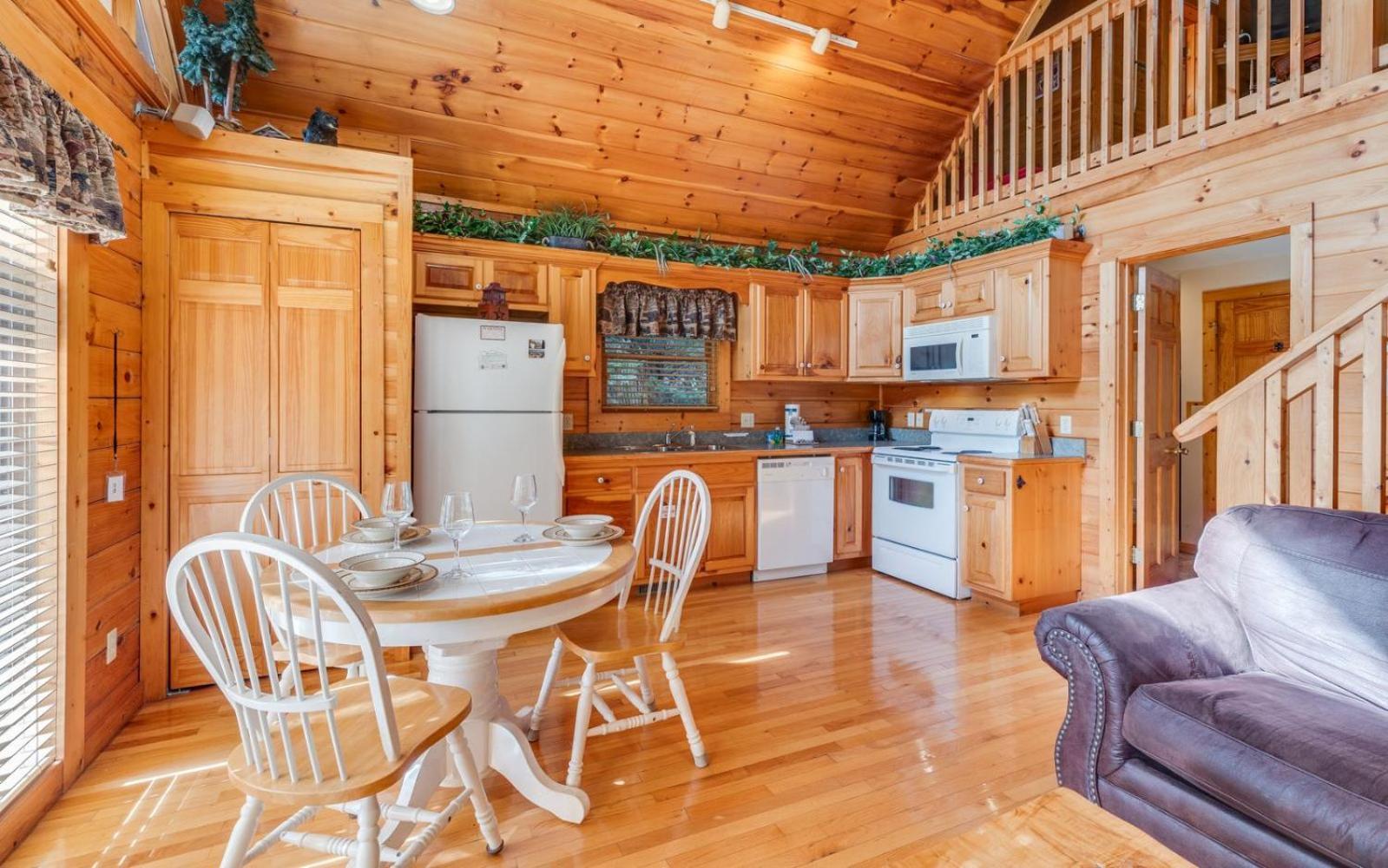Hugs N Kisses Pool Table Hot Tub Pool Table Community Pool Close To Downtown Gatlinburg Exterior foto